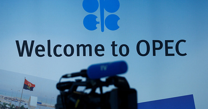 Giá dầu xuôi dốc trước thềm cuộc họp OPEC